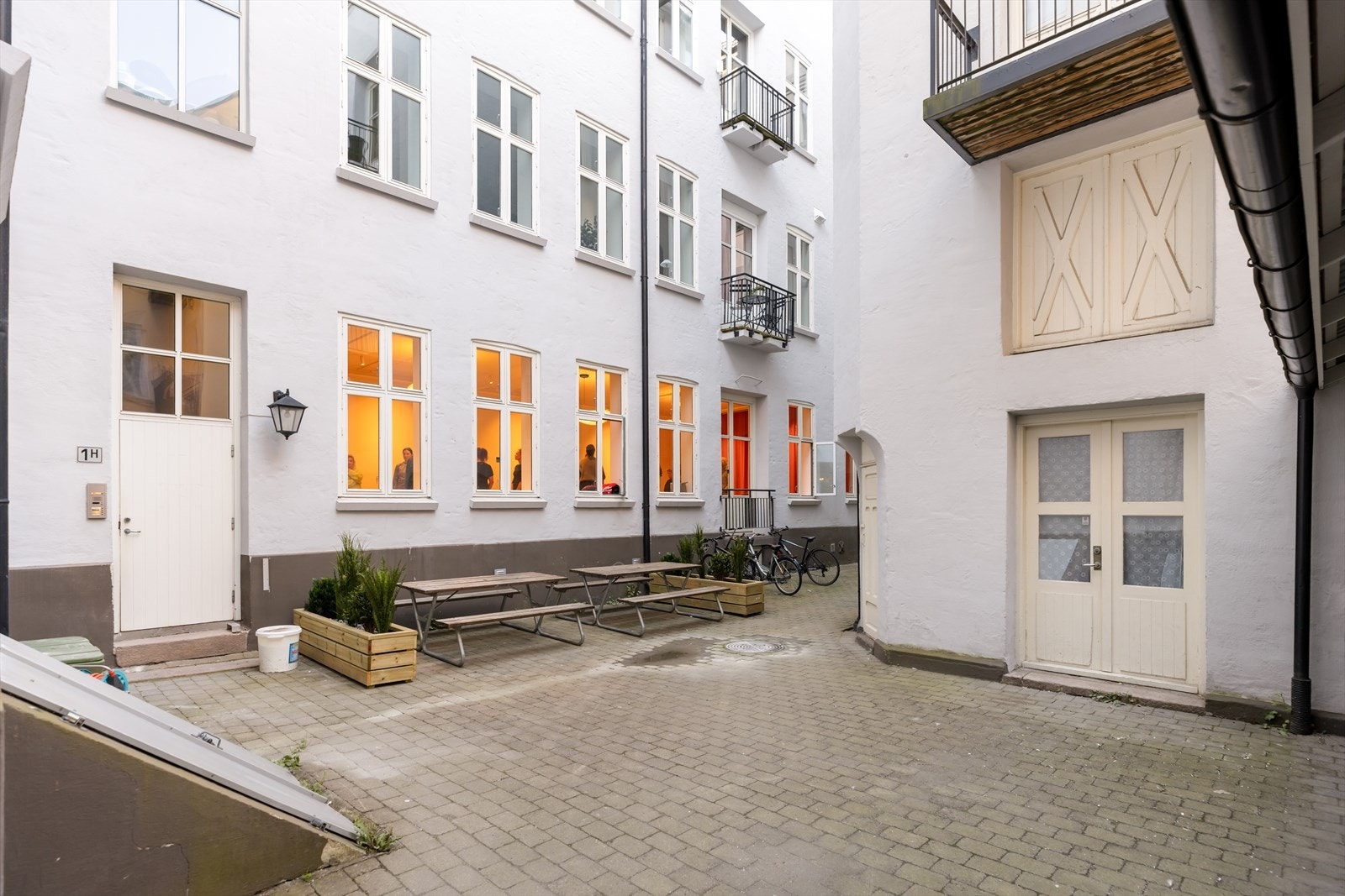 Hyggelig bakgård med sittegrupper. Galleribilde