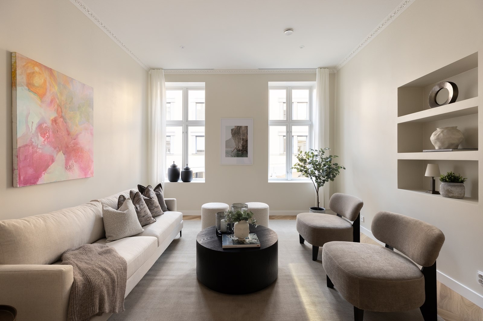 Stor og lys stue med god plass til skikkelig sittegruppe. Galleribilde