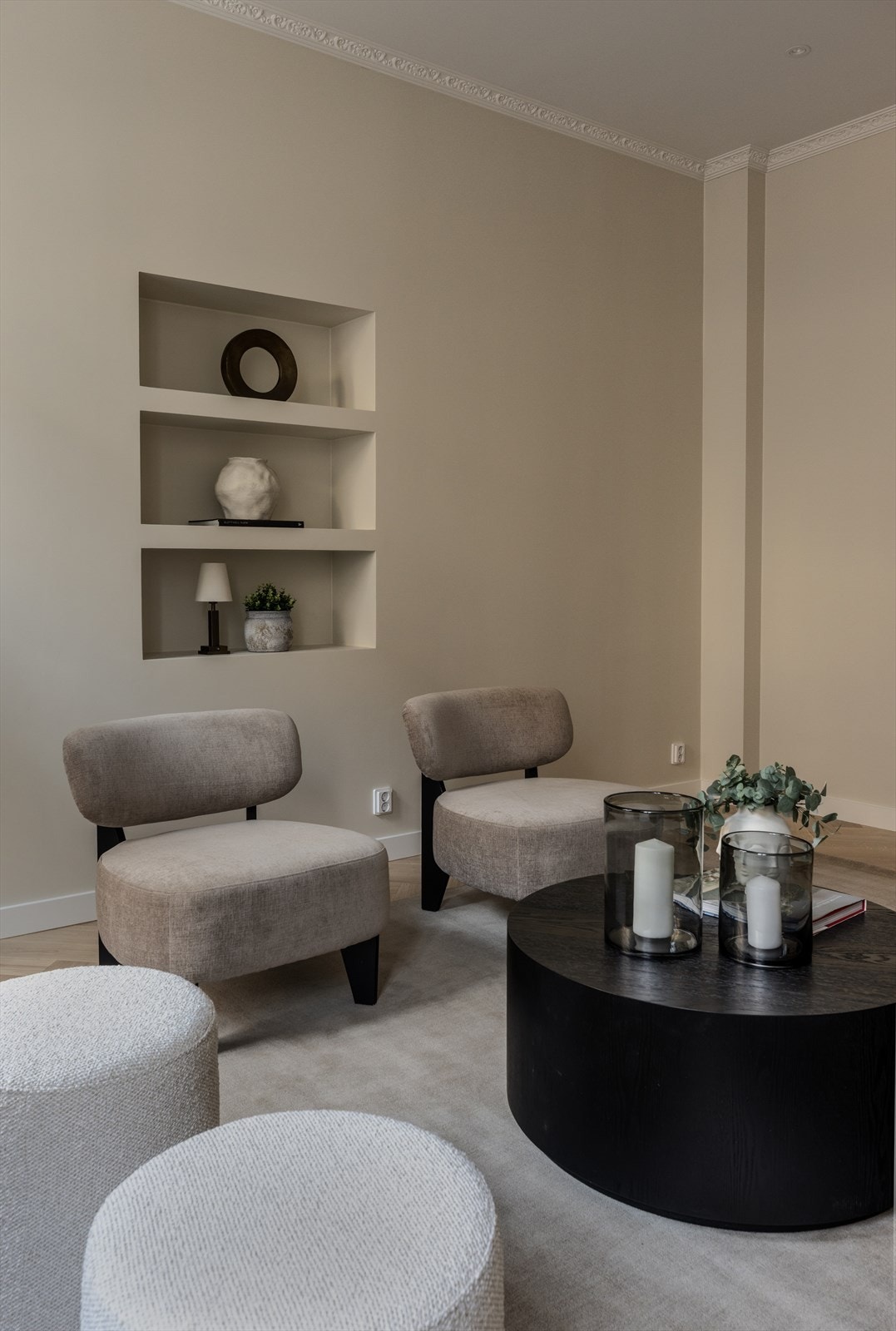 Flotte detaljer som innmeldte hyller i vegg. Galleribilde