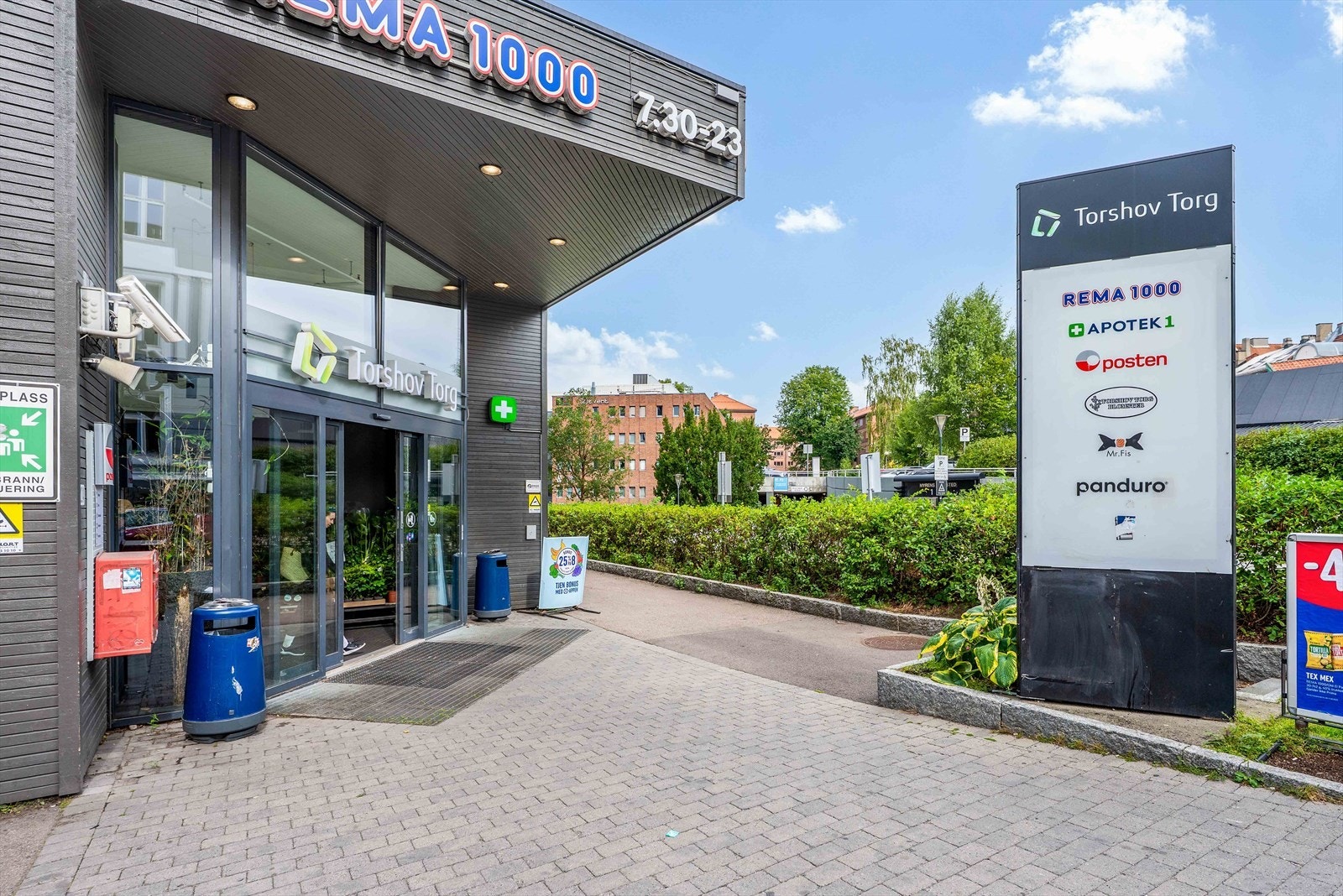 Leiligheten har Torshov Torg som nærmeste nabo, som byr på blant annet en stor Rema 1000 og Apotek 1 Galleribilde
