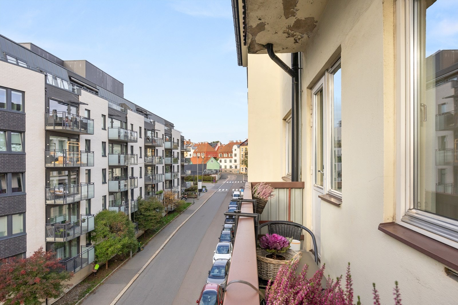 Leiligheten ligger høyt og luftig i 4. etasje og balkongen vender ut mot en rolig gate Galleribilde