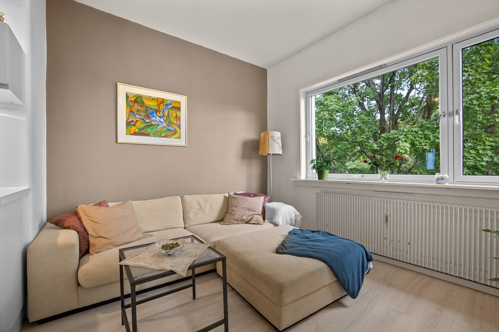 Stuen har plass til sofa, TV-møblement og spisebord Galleribilde