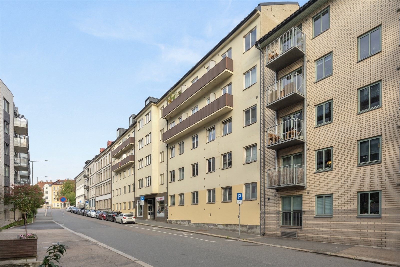 Sandakerveien ligger sentralt til på Torshov med gangavstand til hyggelige handlegater, kafeer, et variert servicetilbud, samt god offentlig kommunikasjon med buss og trikk! Galleribilde