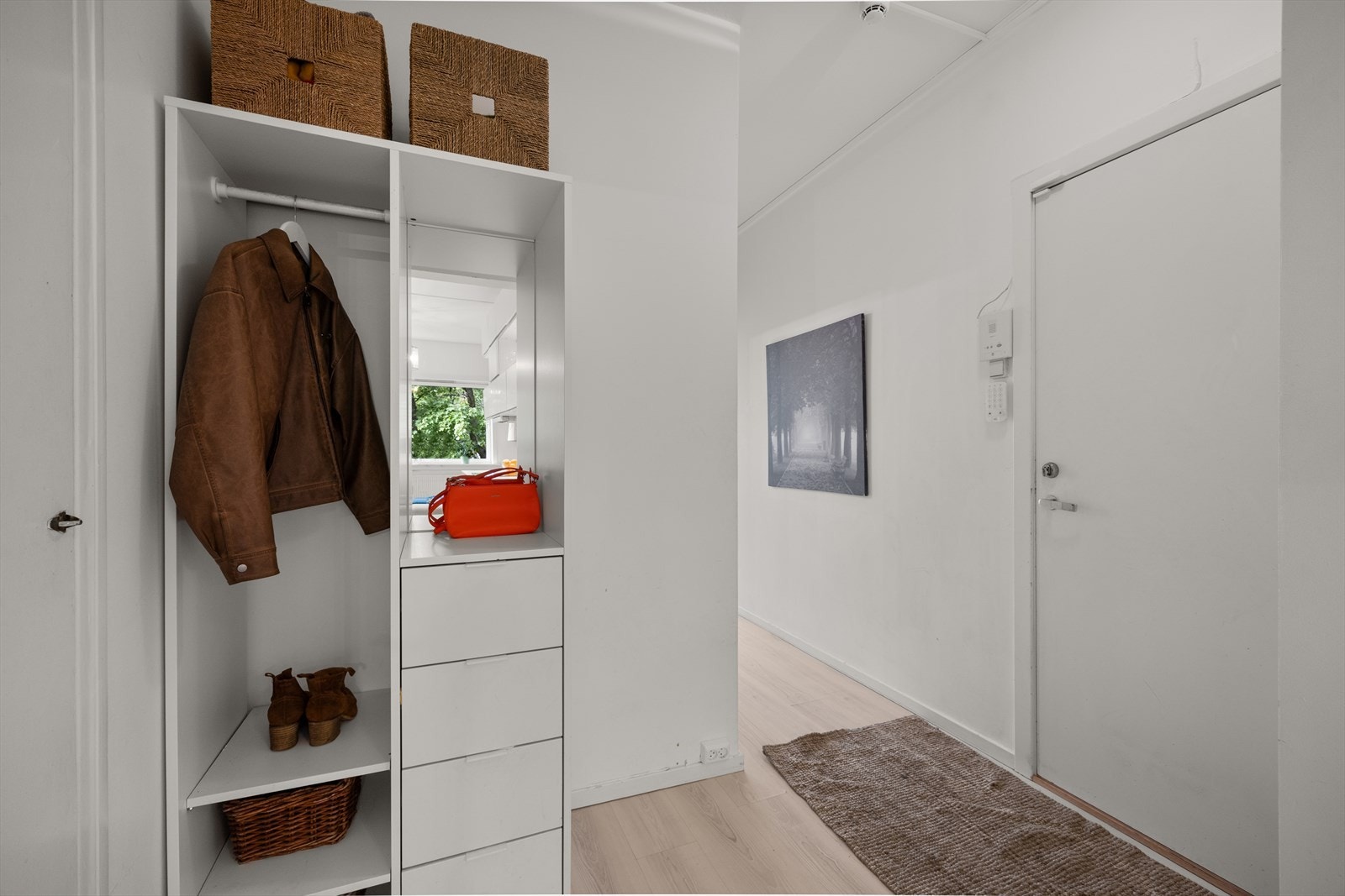 Romslig entré hvor det er god plass til å henge fra seg yttertøy og sette fra seg sko Galleribilde