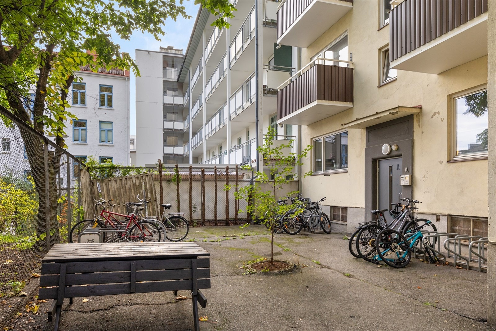 Felles bakgård med sykkelparkering og sittegrupper Galleribilde