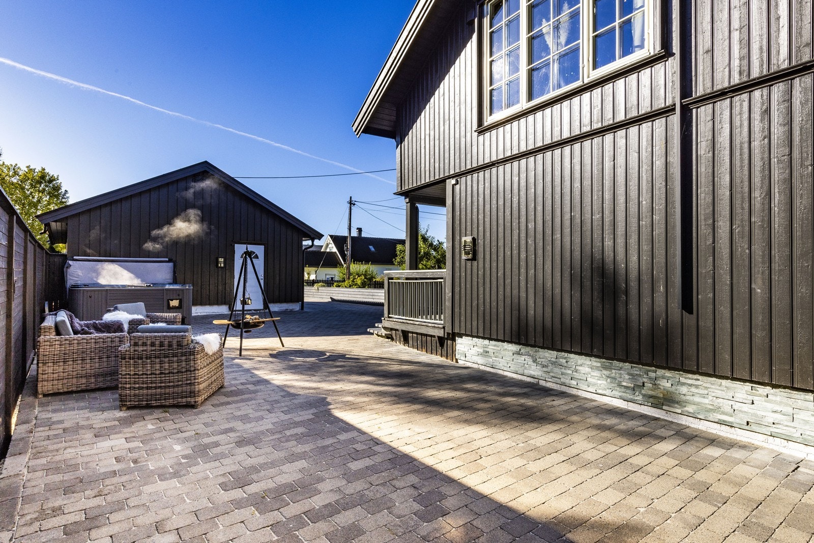 Gårdsplassen pent opparbeidet med belegningsstein. Galleribilde