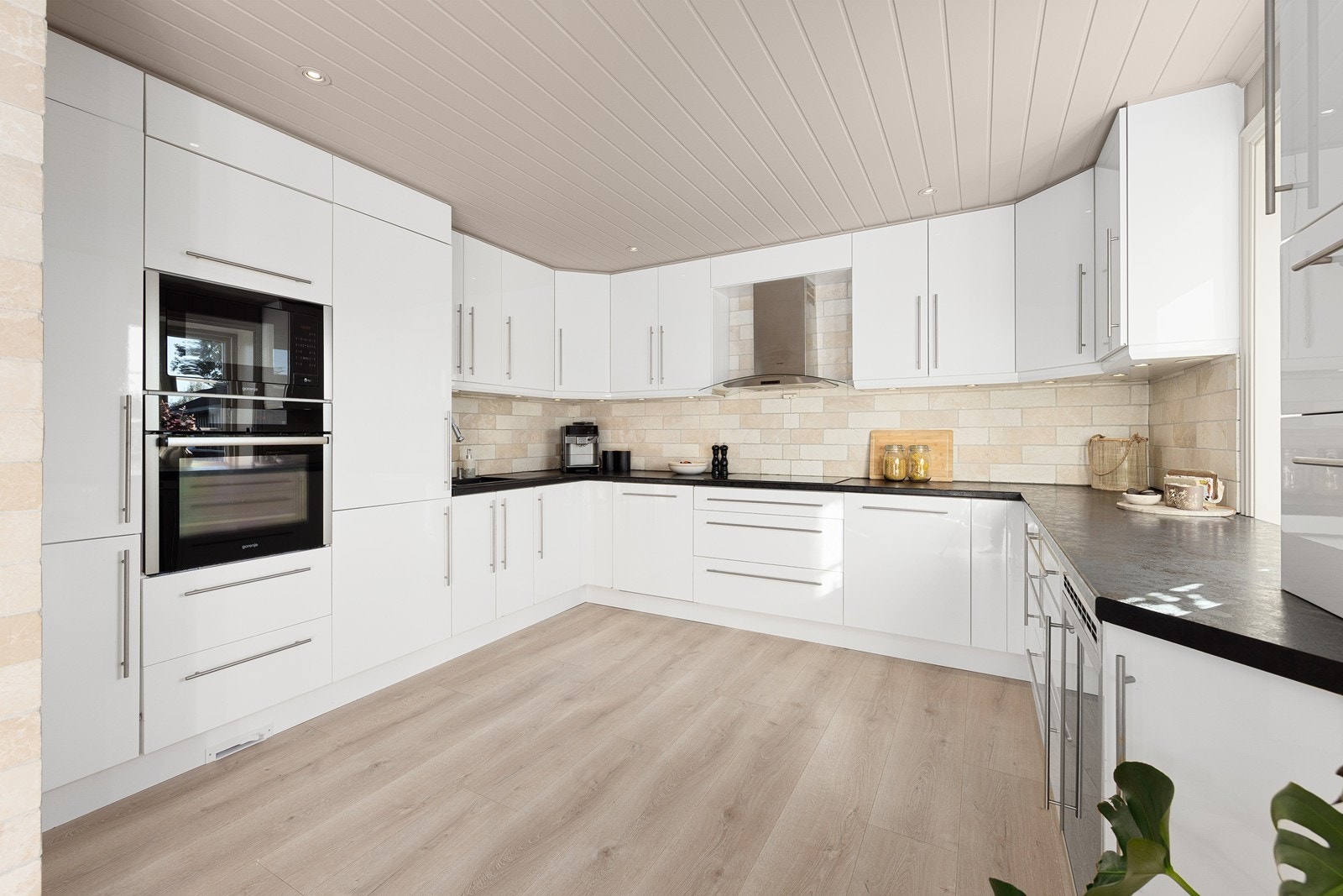 Her er det integrerte hvitevarer som kjøl/frys, oppvaskmaskin, induksjonstopp, mikro, stekeovn og komfyrvakt. Galleribilde