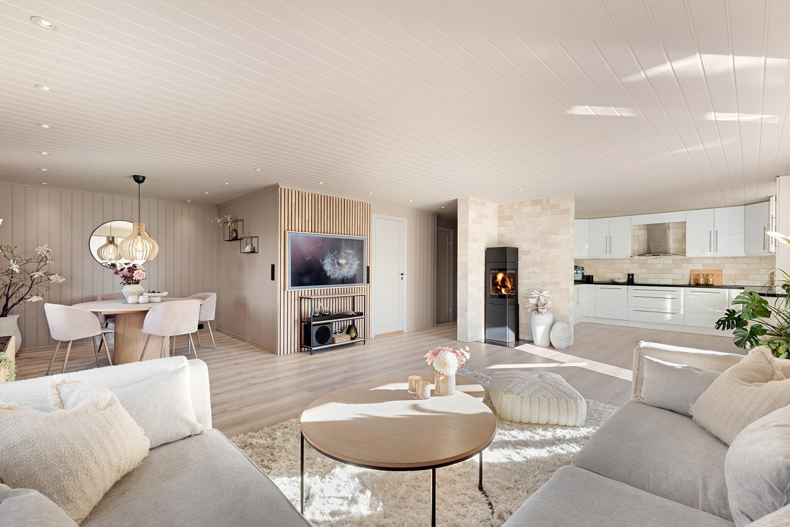 Rommet har delikate farger og materialvalg, og gir fleksibilitet til å møblere med både sofagruppe og stor spiseplass. Galleribilde