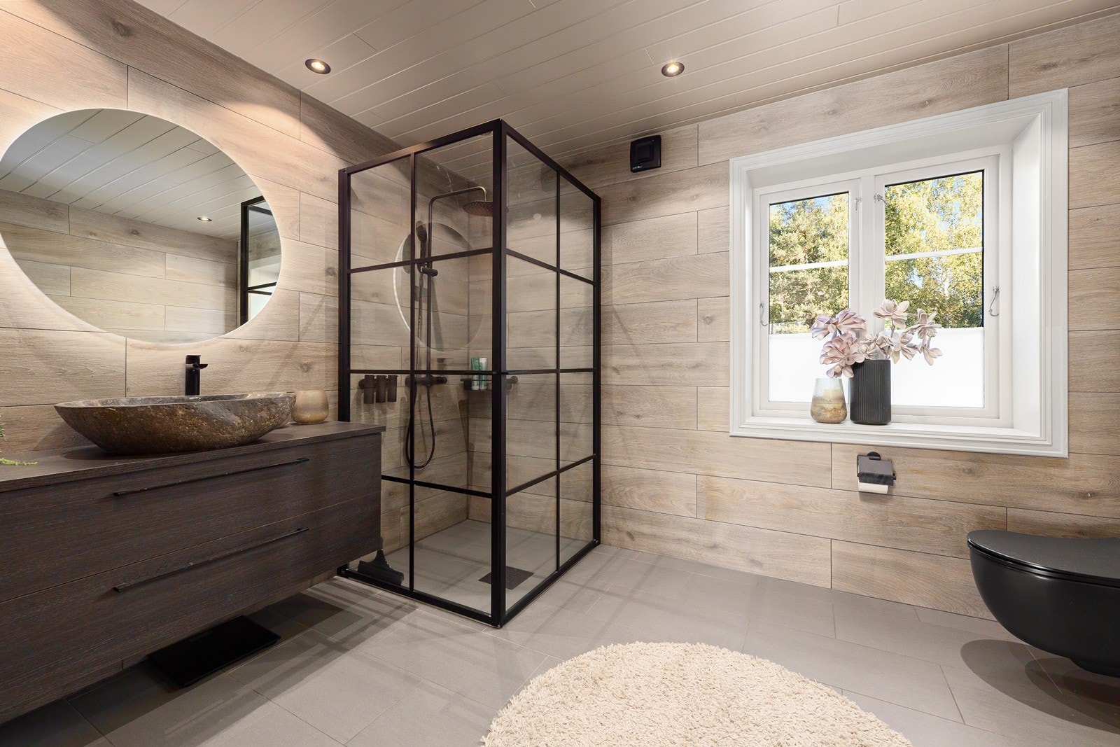 Boligen har to delikate bad med moderne fargevalg og innredning, begge med elektrisk styrt vifte og varmekabler i gulv. Galleribilde