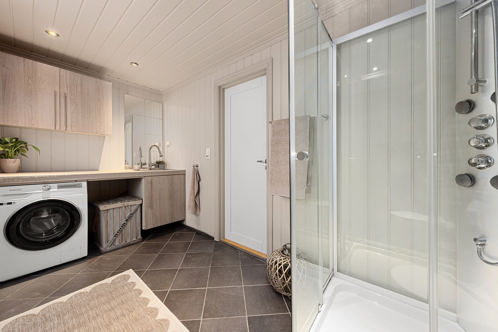 Det andre badet fungerer som et kominasjonsrom med opplegg for vaskemaskin, dusjkabinett og toalett. Galleribilde