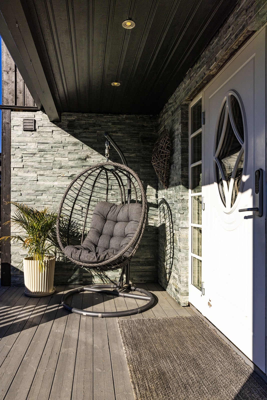 Inngangspartiet er overbygget med downlights og gir et godt førsteinntrykk! Galleribilde