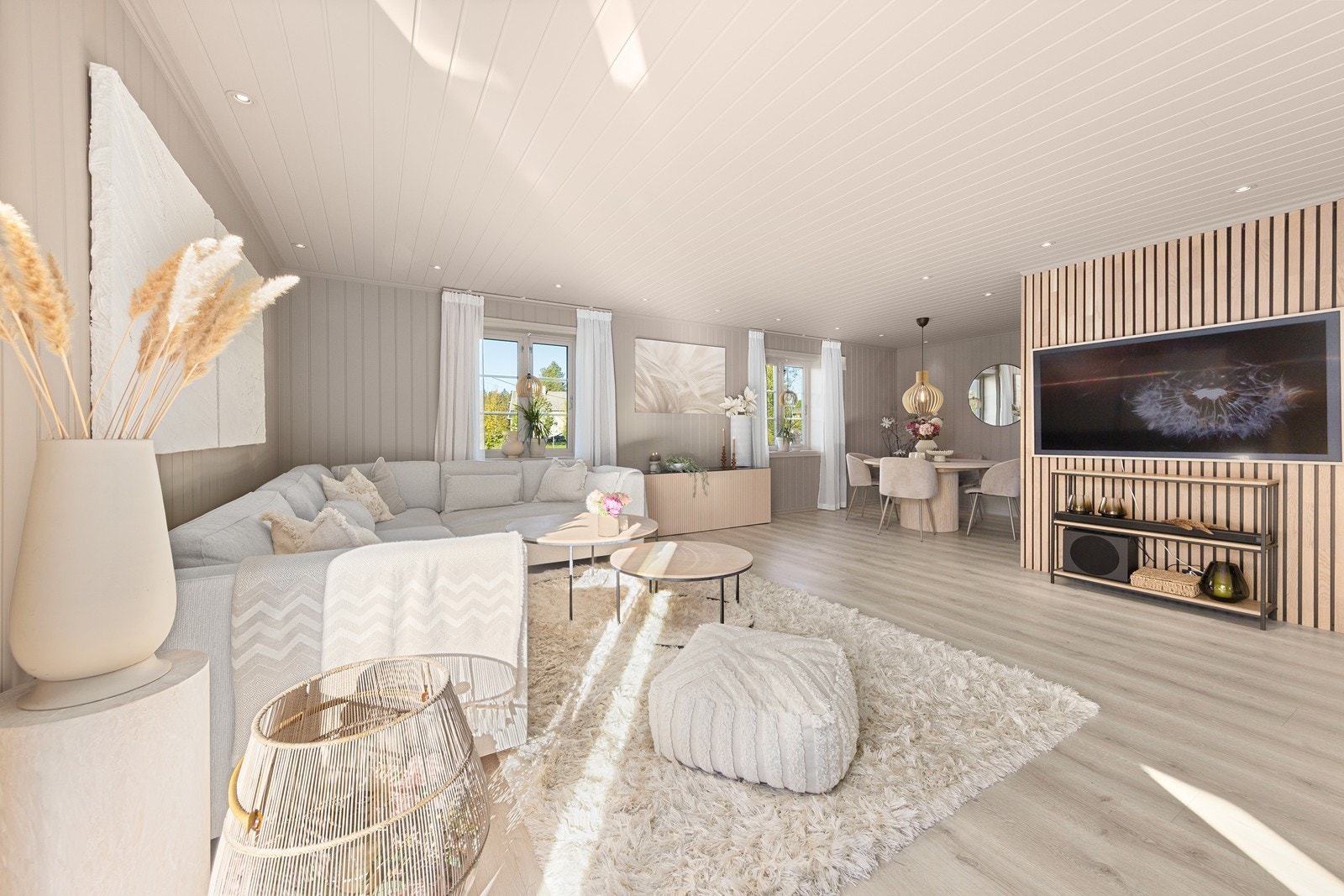 En dekorativ spilevegg gir rommet karakter og kontrast. Galleribilde