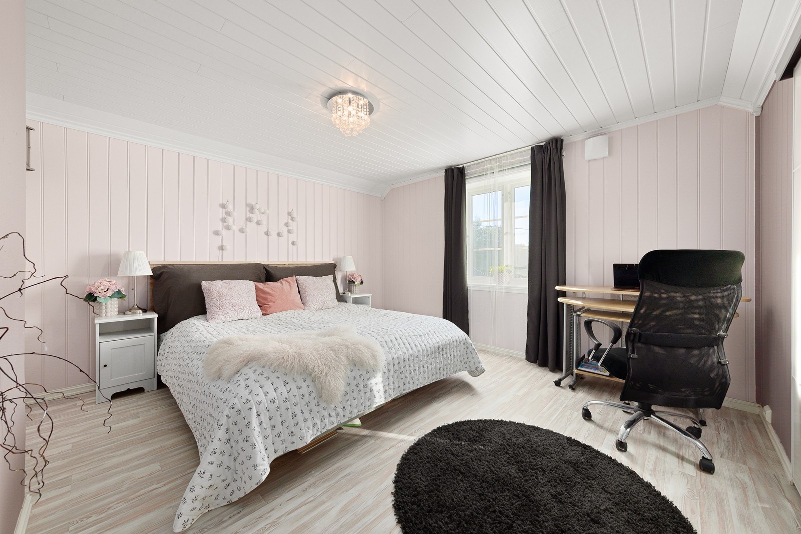 Soverom 2 - Også dette rommet er av god størrelse, og rommet er malt i en dus rosatone. Galleribilde