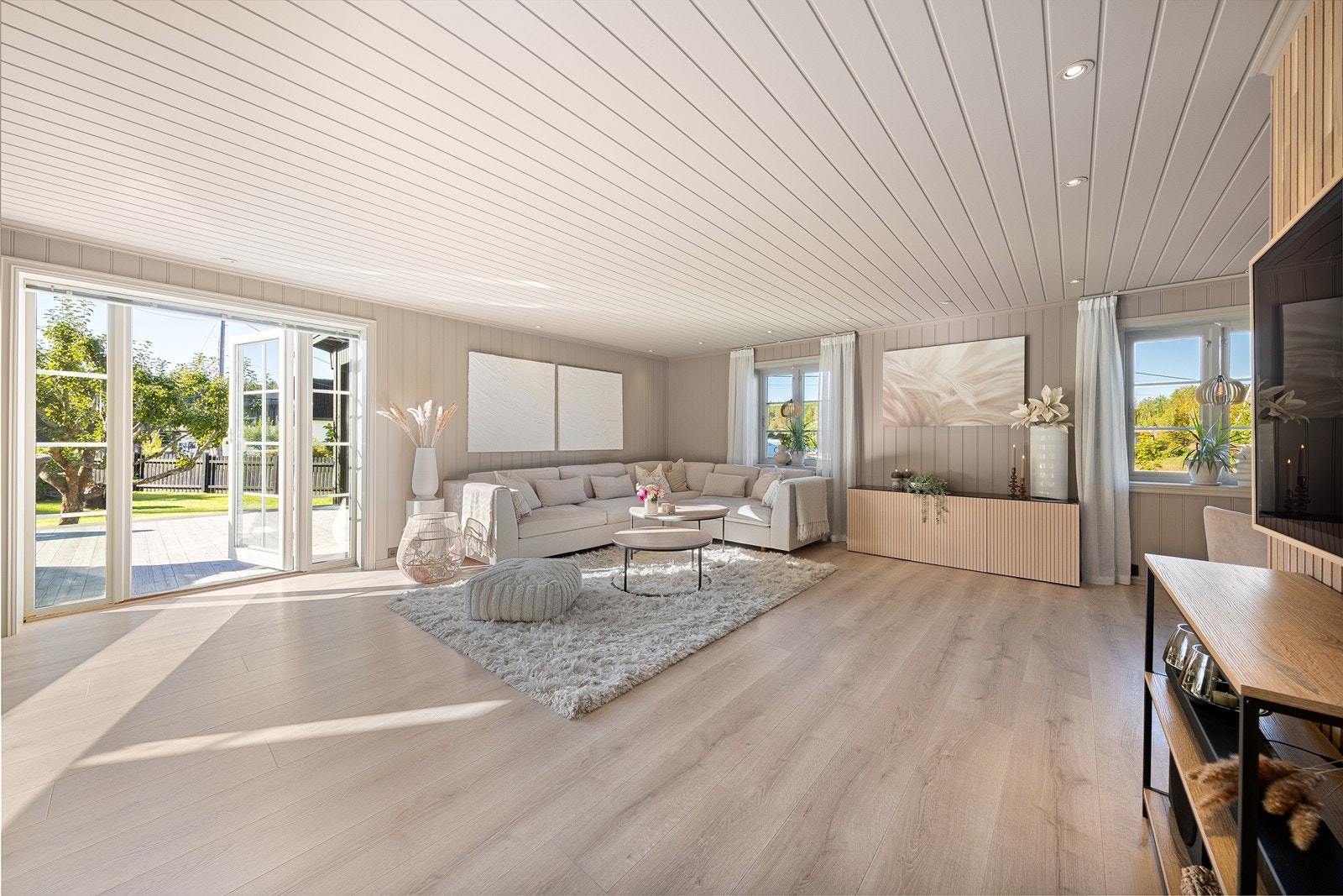 Deretter ledes man inn til en åpen og romslig stue- og kjøkkenløsning som fungerer som et naturlig samlingspunkt. Galleribilde