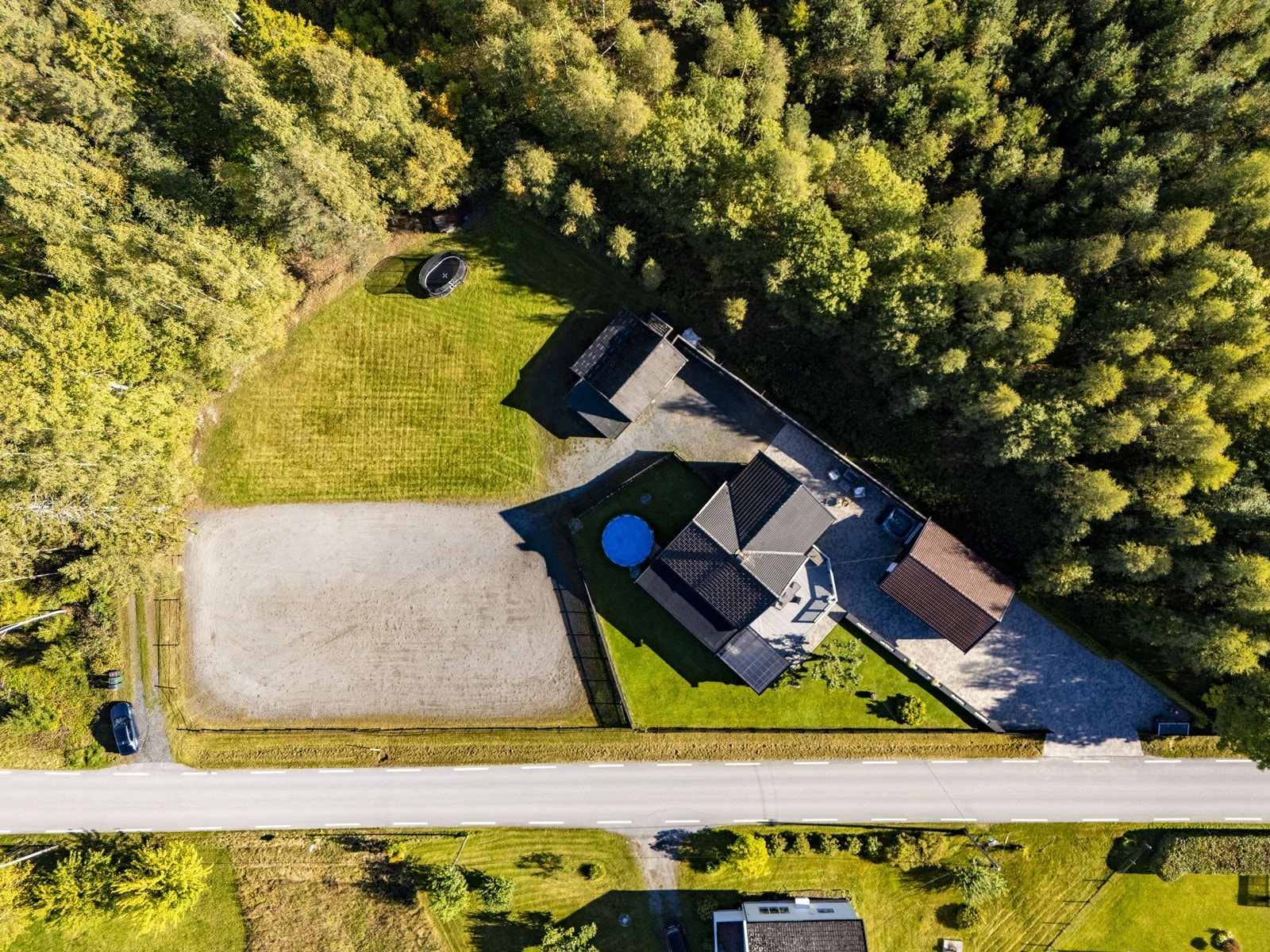 Tomten er på hele 2 658,1 m² og er pent opparbeidet med plen, diverse beplantning, hekk og belegningsstein. Galleribilde