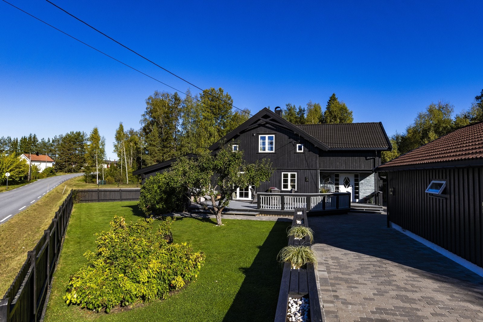 Dette er en bolig med et gjennomtenkt og tiltalende uterom som kombinerer funksjonalitet med trivsel og estetikk. Galleribilde