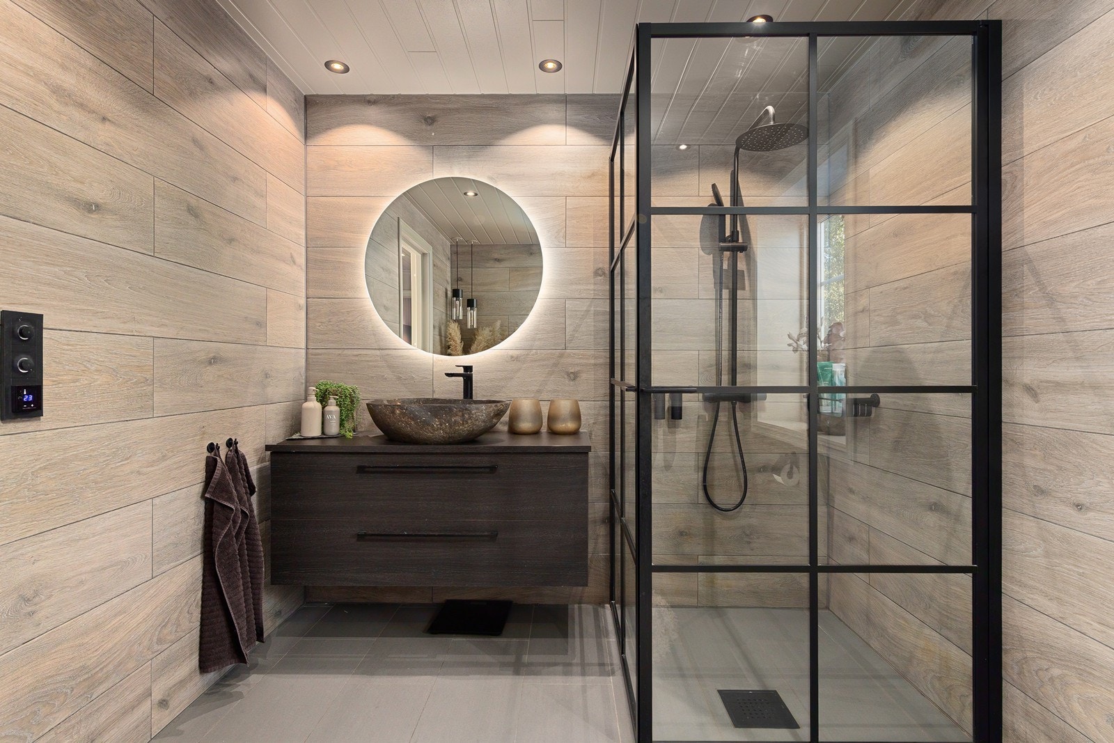 Badet ble oppgradert i 2020 og fremstår stilrent med fliser på både vegger og gulv. Galleribilde