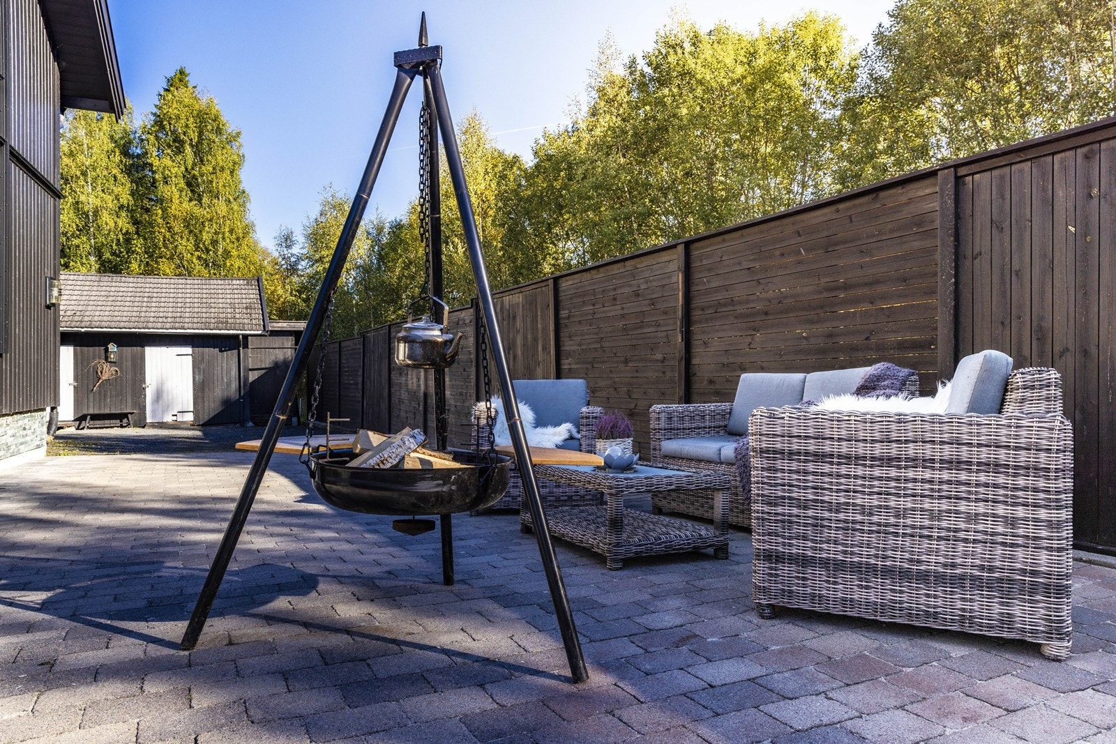 Tomten byr på flere skjermede uteplasser. Galleribilde