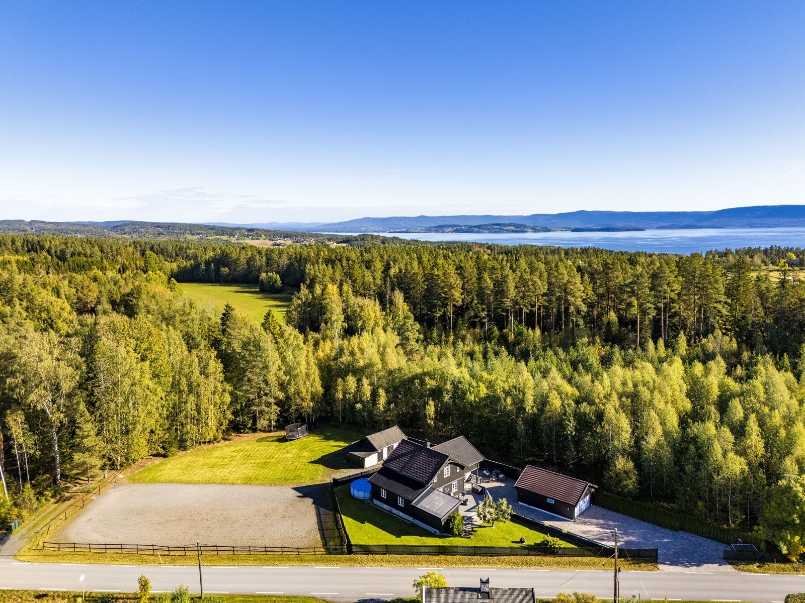 Eiendommen har en landlig og fredelig beliggenhet på Drolsum, omgitt av vakker natur og nærhet til skog og vann. Galleribilde