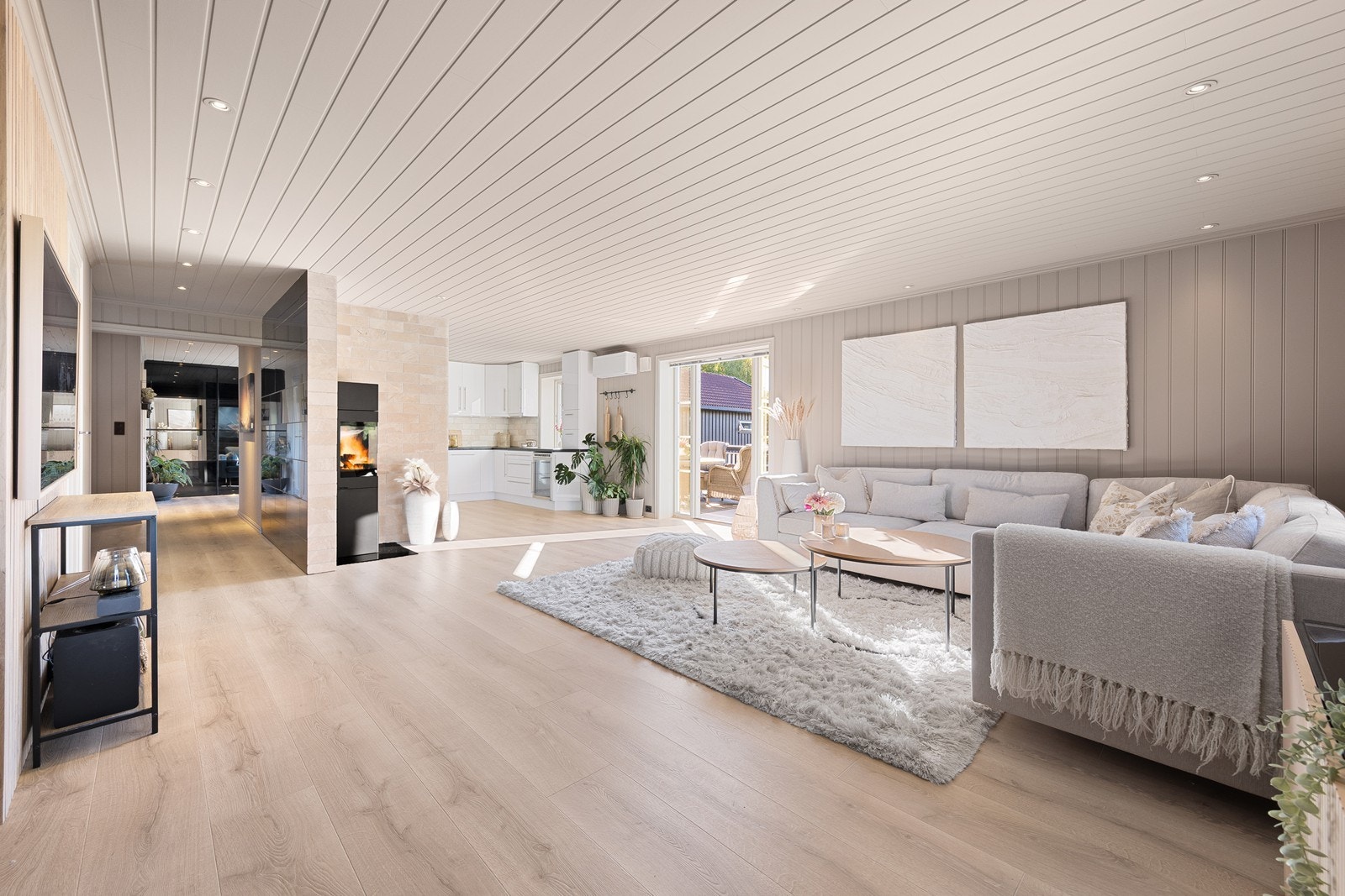 Store vindusflater slipper inn godt med dagslys, og dimbare downlights gir stemningsfull belysning på kveldstid. Galleribilde