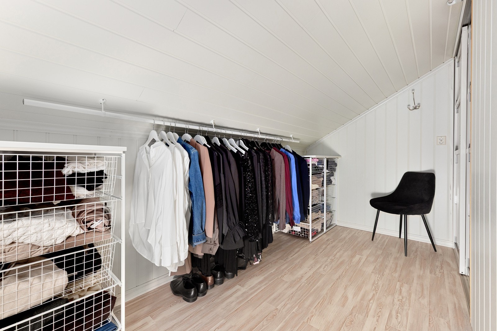 Bak skyvedører har man en åpen garderobeløsning/walk-in. Galleribilde