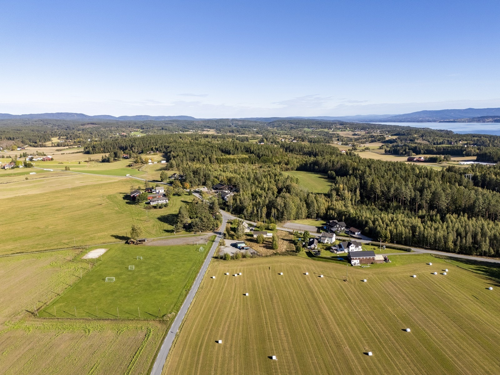 Det er kort vei til barnehage, skolebuss og flotte bade-, fiske- og turmuligheter, samt ca. 7 km til Vikersund med butikker, servicetilbud og fritidsaktiviteter. Galleribilde