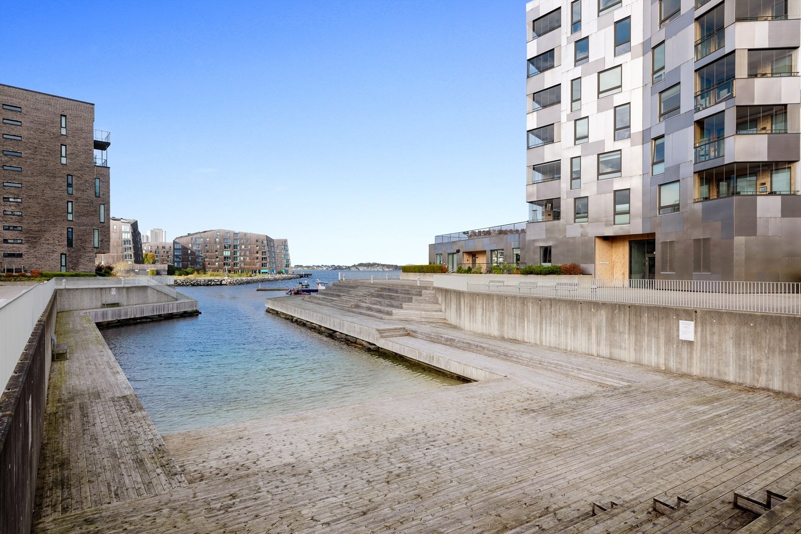 Området byr på fine opplevelser langs sjø, med bading, fisking av krabbe og herlige stunder for store og små. Galleribilde