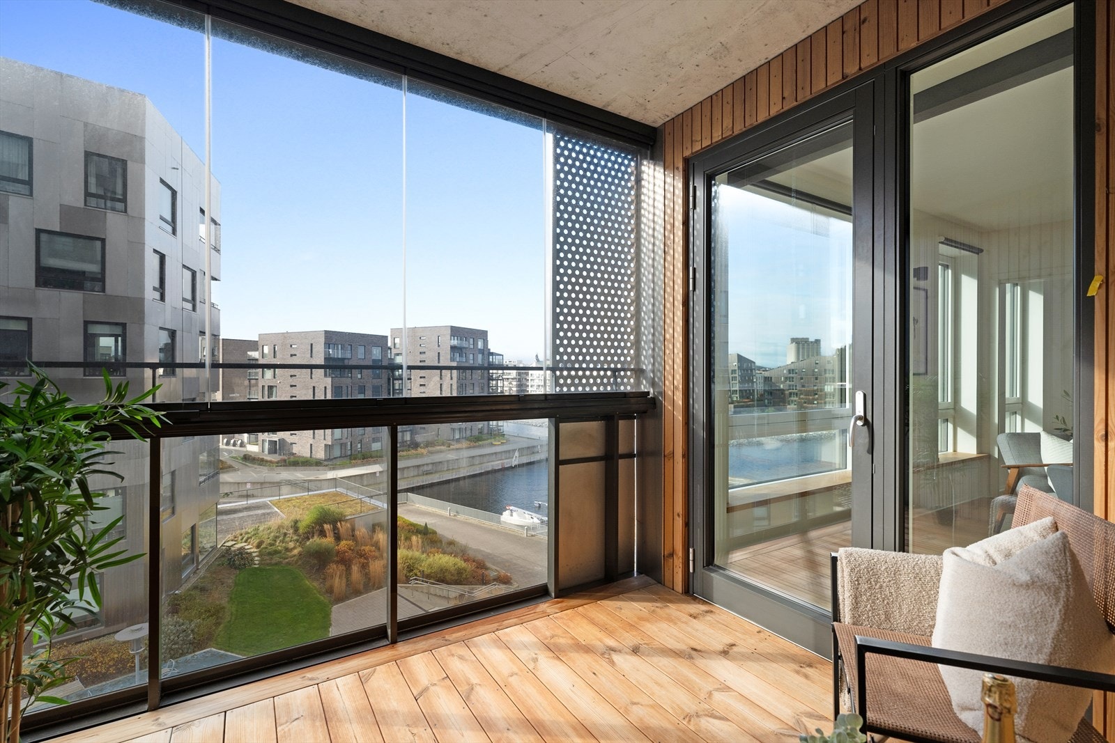 Fra stuen er det utgang til en innglasset og overbygget balkong Galleribilde