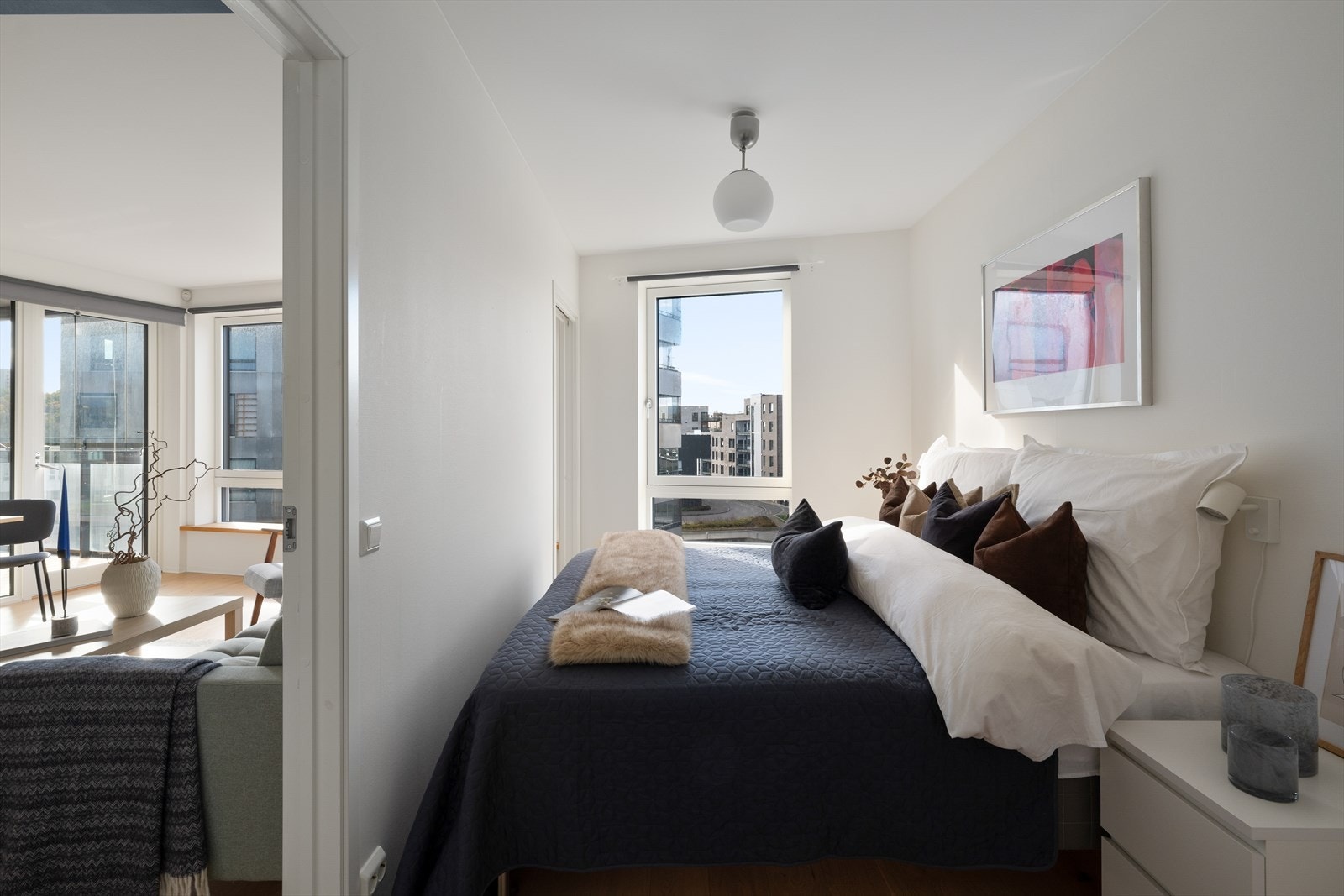 Romslig soverom med skyvedører på hver side av veggen for plassbesparelse. Galleribilde