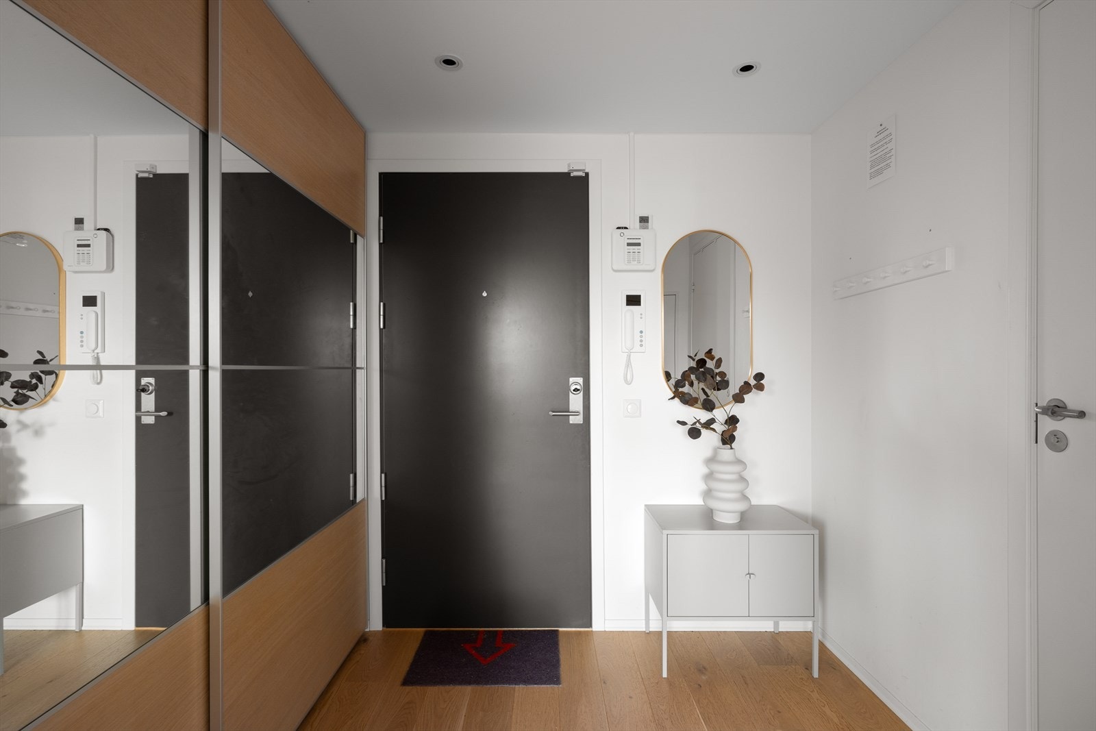 Leiligheten har heisadkomst til etasjeplan. I entreen er det plass til å henge fra seg yttertøy og sko i romslig skyvedørsgarderobe. Galleribilde