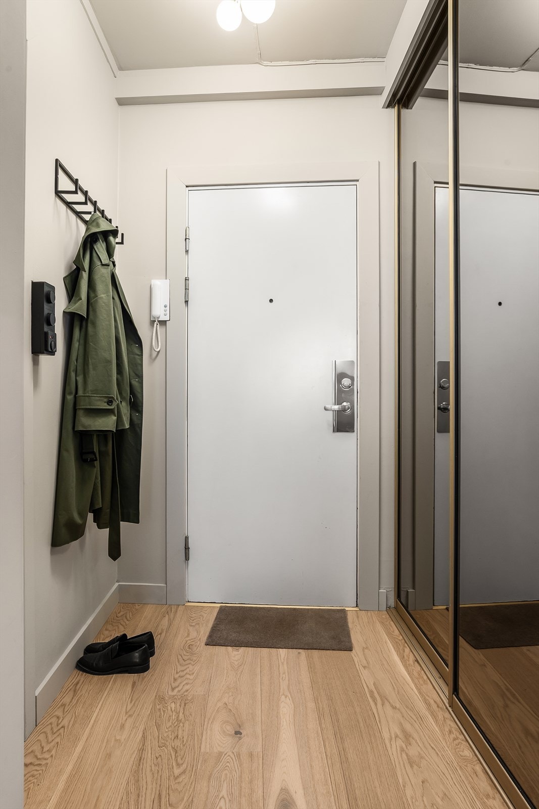 Stor skyvedørsgarderobe. Galleribilde