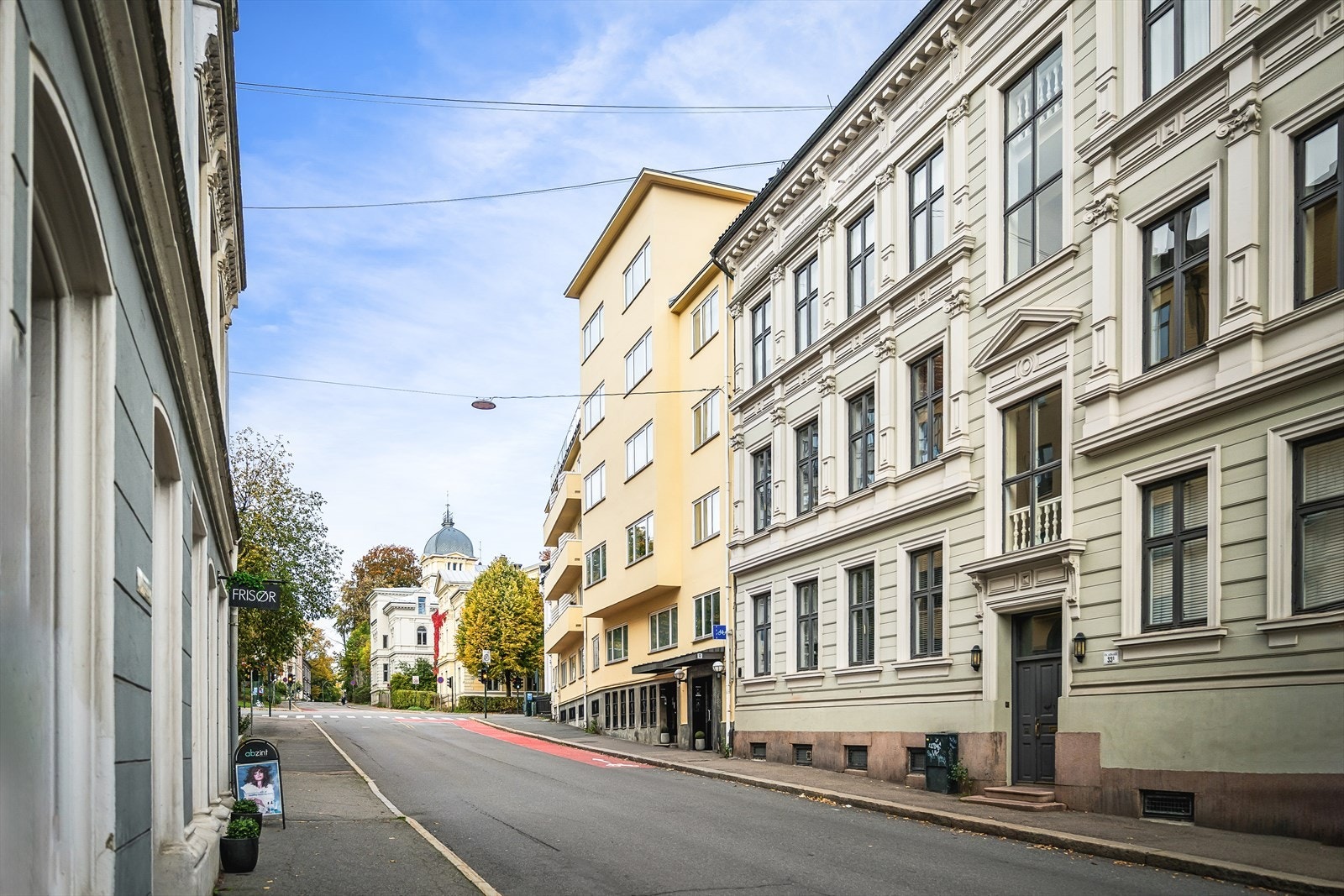 Gode kollektivforbindelser, alt av fasiliteter, grøntområder og servicetilbud rett i nærheten. Galleribilde