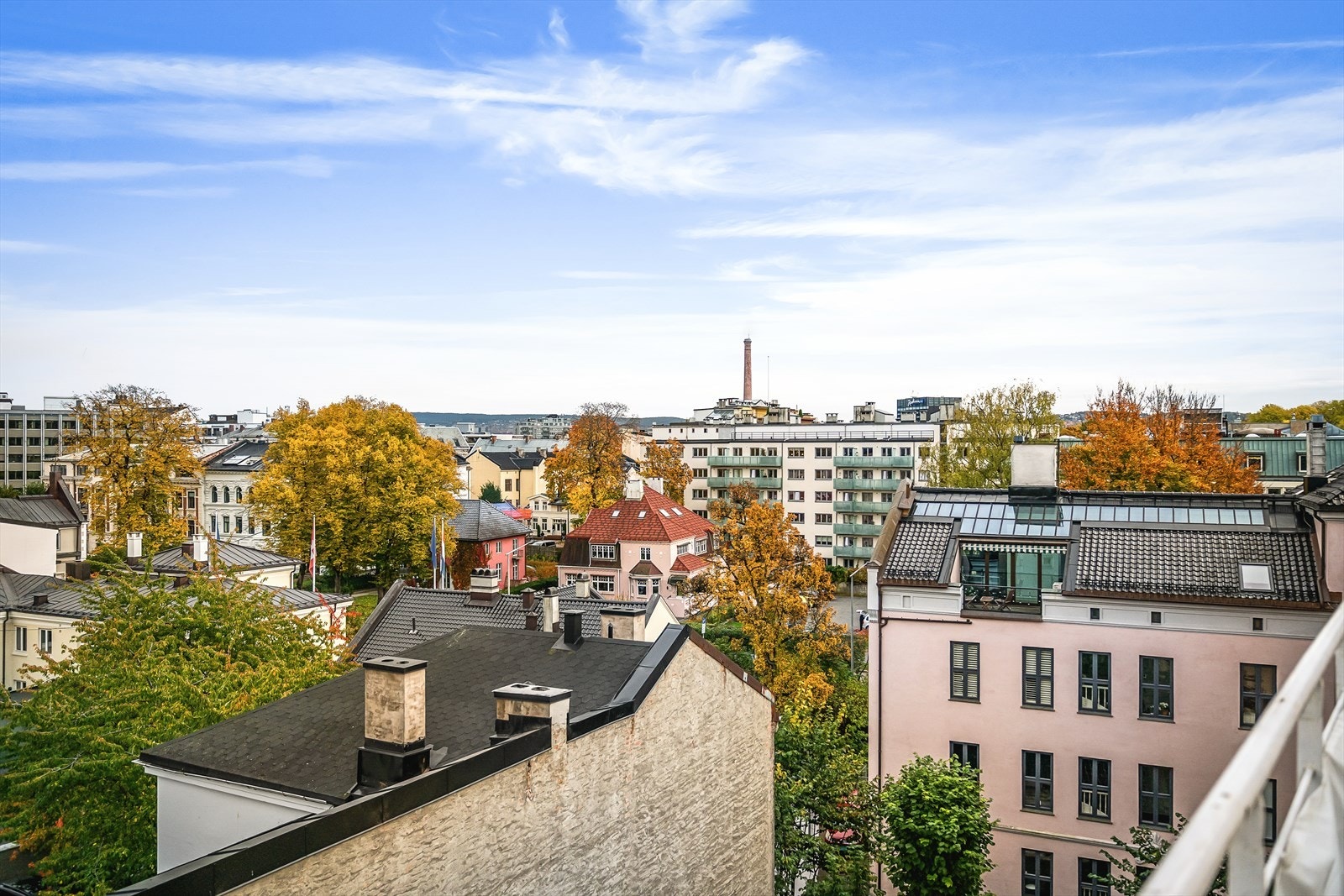Hyggelig utsikt og gode solforhold på takterrassen, her kan man nyte gode sommerdager. Galleribilde