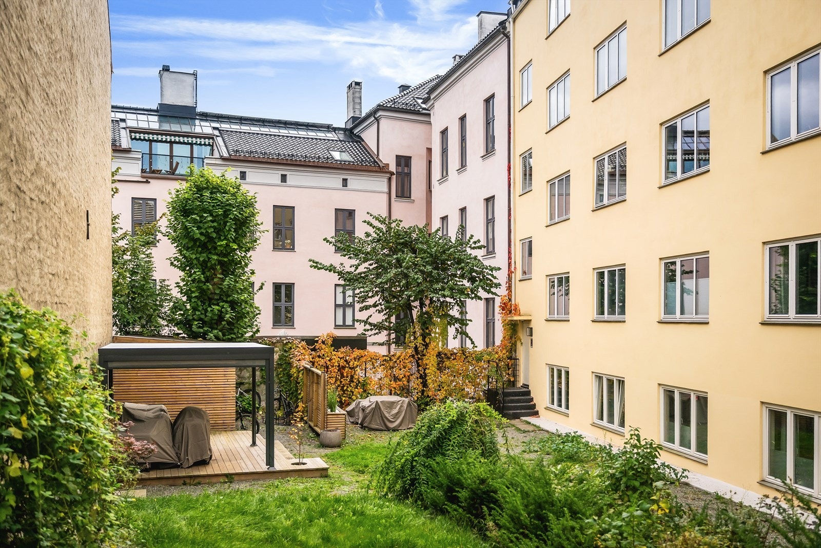 Sameiet har flotte fellesarealer med blant annet en frodig og hyggelig bakgård. Galleribilde