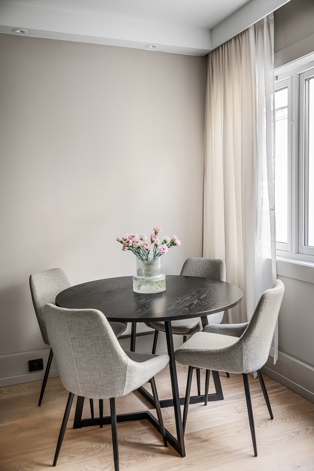 Legg godt merke til den generøs takhøyde på 2,61m, det flotte gulvet og fargevalget som setter et eksklusivt preg på leiligheten. Galleribilde