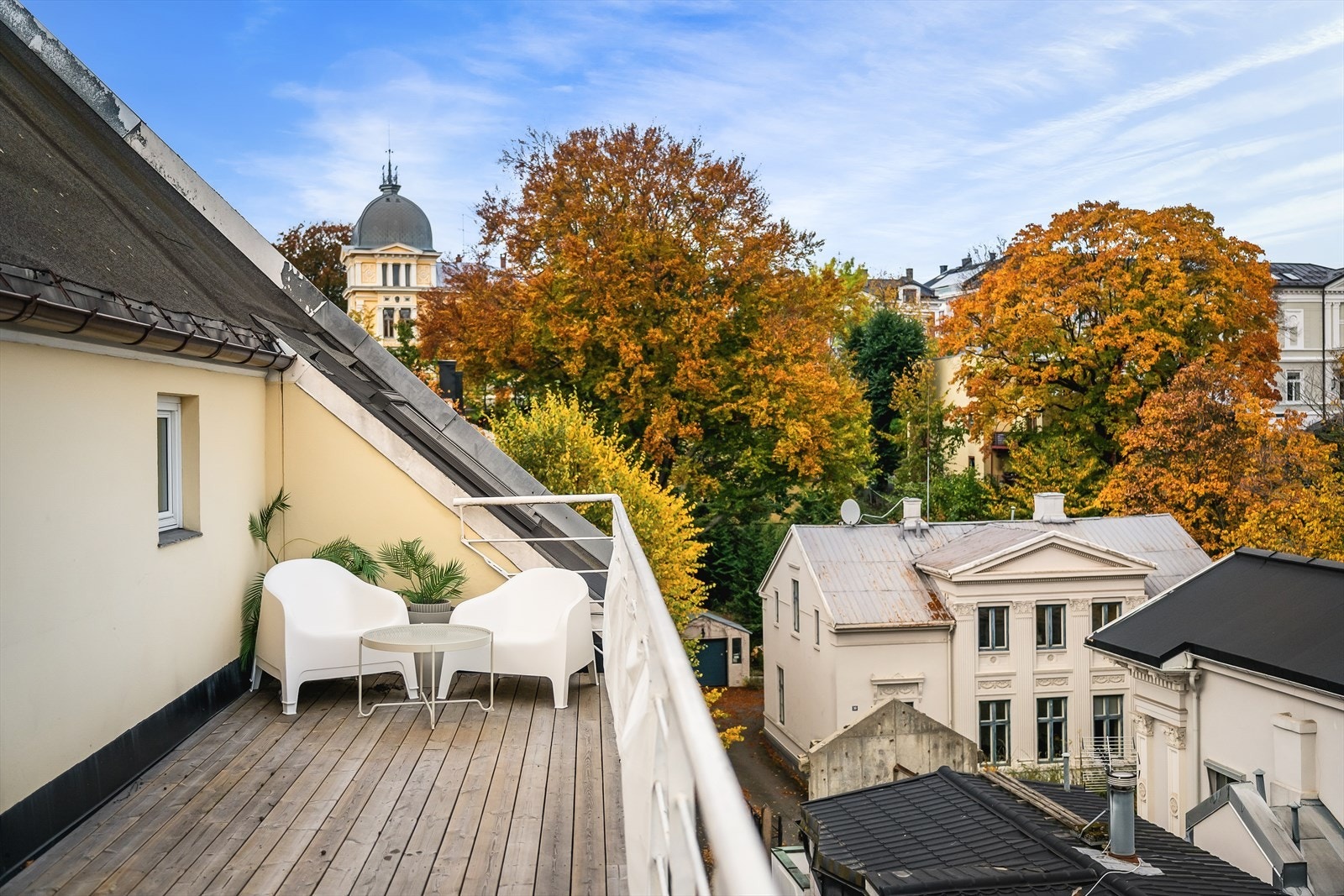 Samt en solrik og romslig takterrasse. Galleribilde