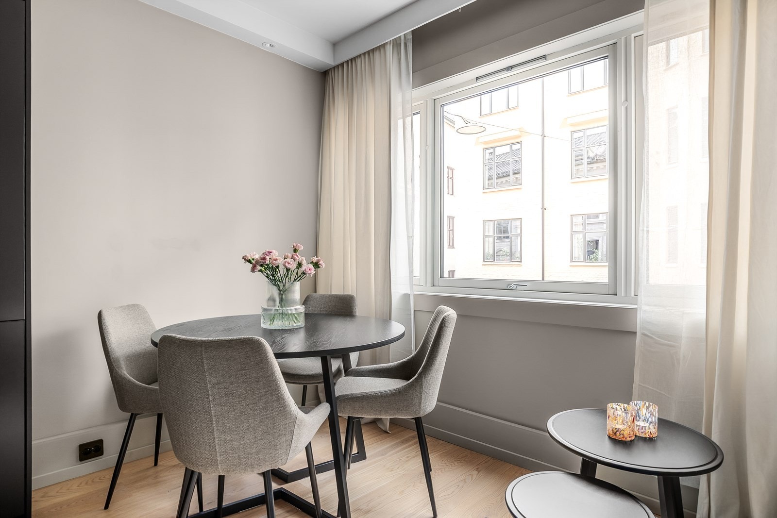God plass til spisebord, perfekt for hyggelig og sosiale sammenkomster. Galleribilde