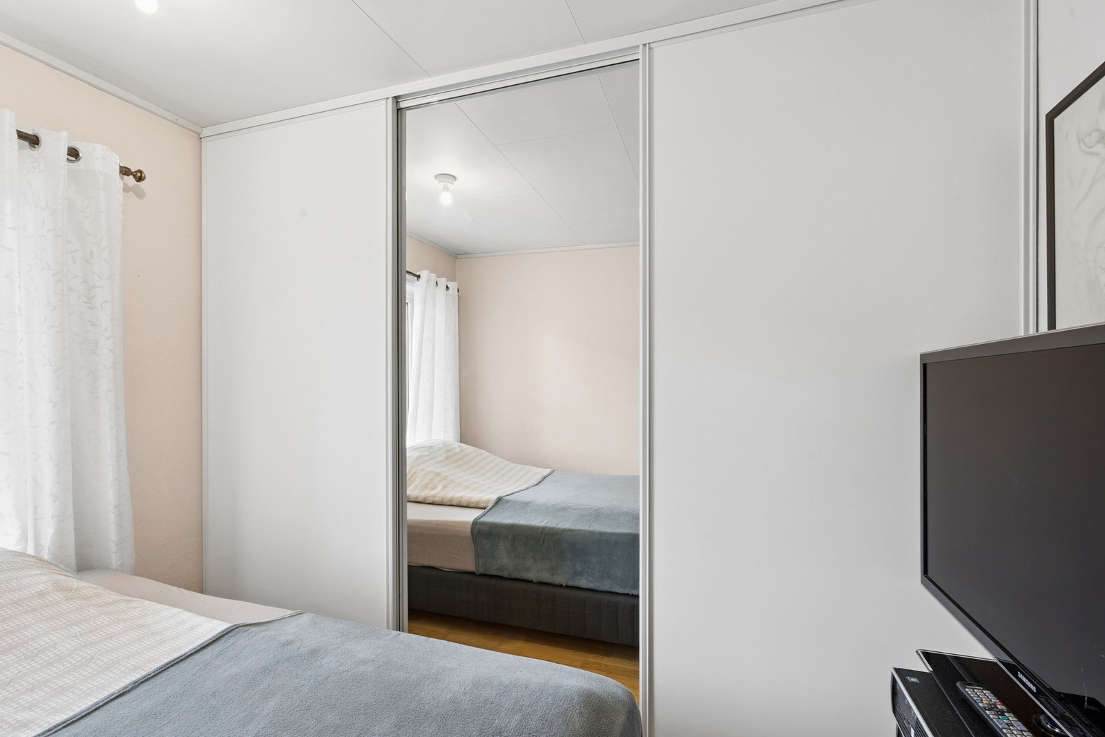 På soverommet har du også garderobeløsning med speilflater. Galleribilde