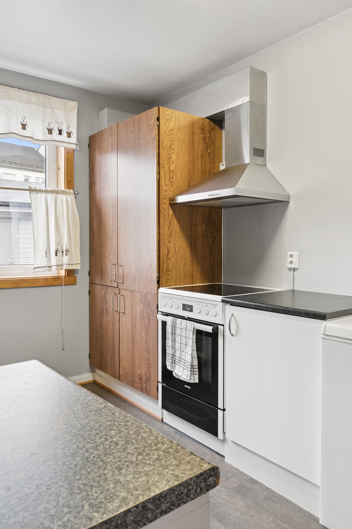 Det er kjøkkenventilator med avtrekk ut. Galleribilde