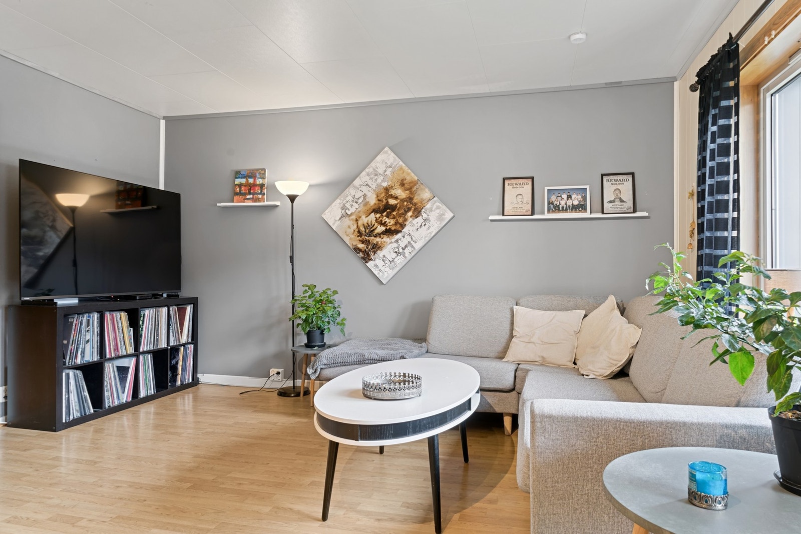 Boligen har store vindusflater som slipper inn rikelig med naturlig sollys. Galleribilde