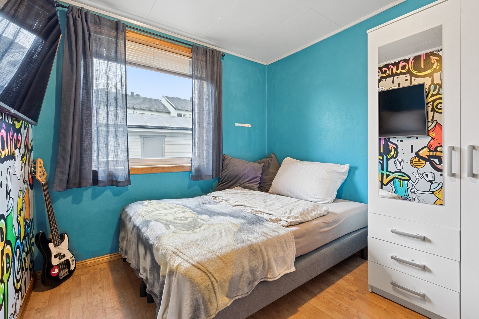 God plass til dobbeltseng og nødvendige møblementer. Galleribilde