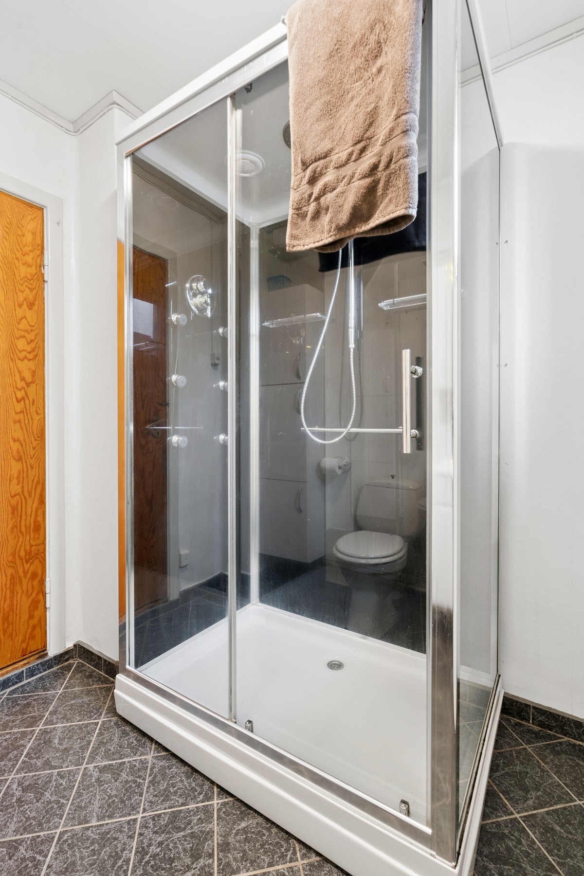 Dusjkabinett av god størrelse. Galleribilde