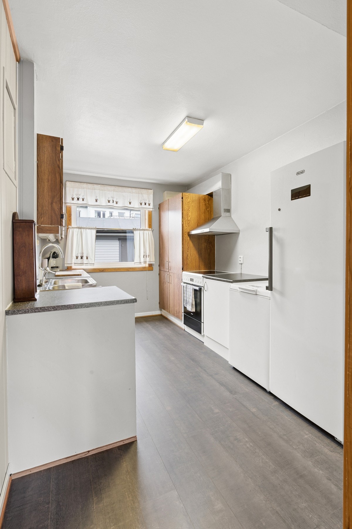 Kjøkkenet har rikelig med skap- og benkeplass. Galleribilde