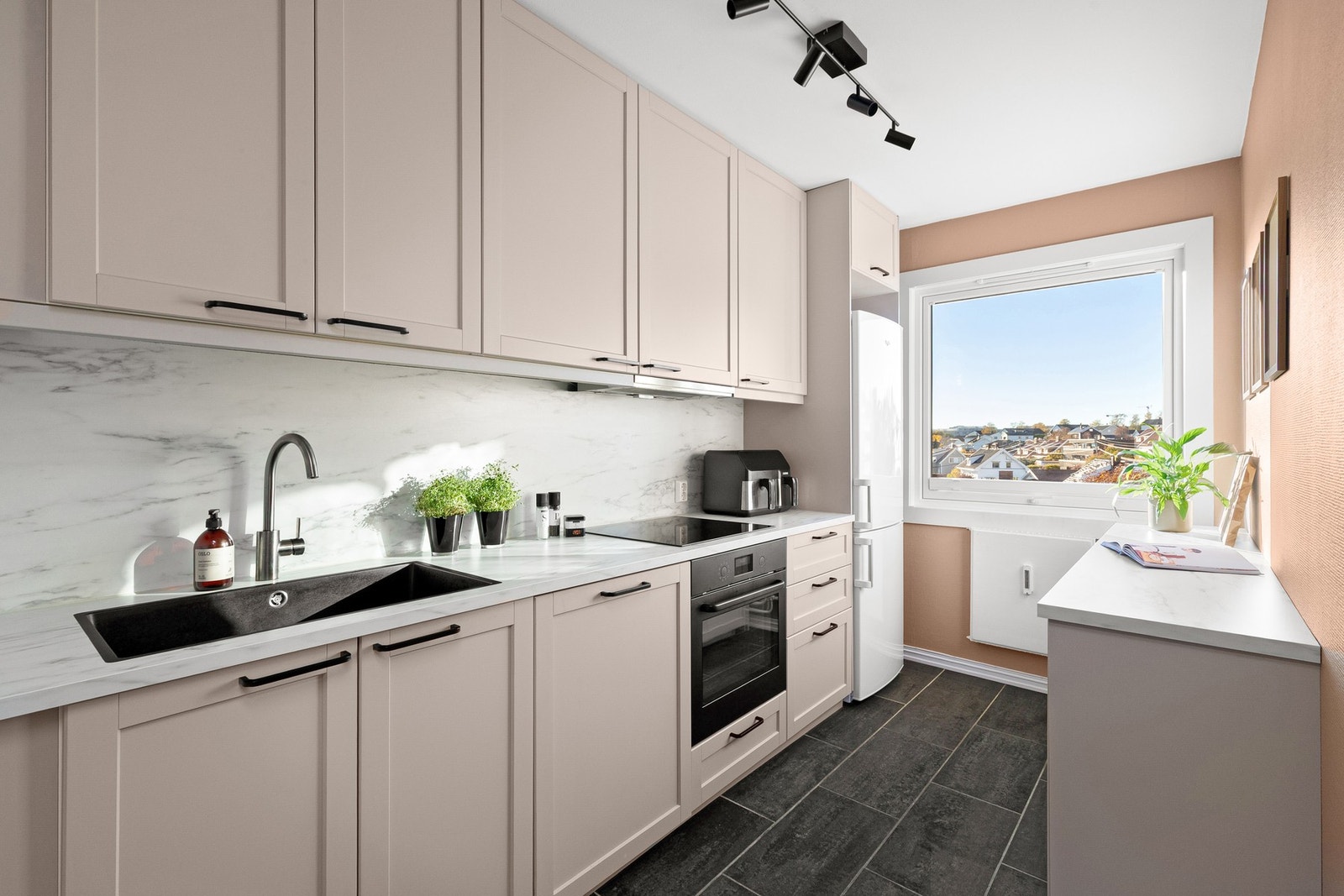 Lyst og lekkert kjøkken fra 2022. Galleribilde