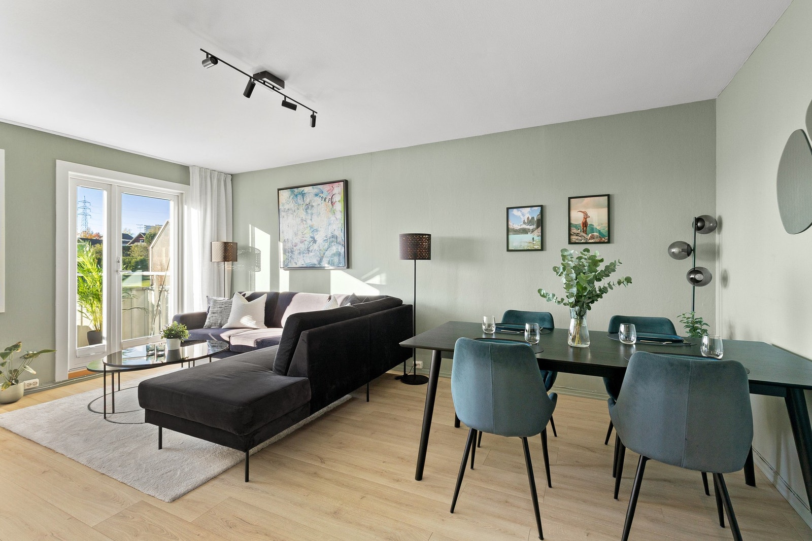 Lys og romslig stue med gode møbleringsmuligheter. Galleribilde