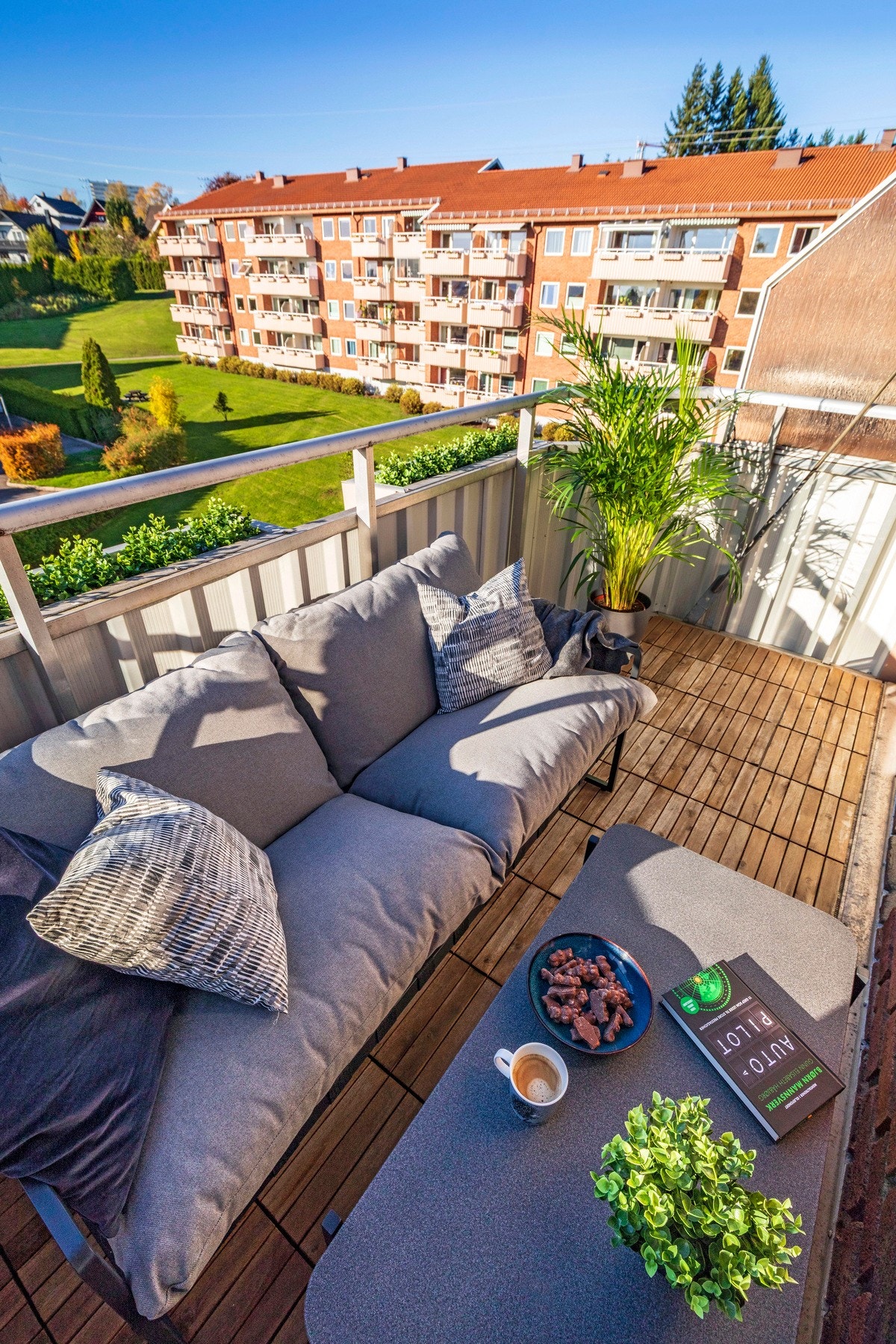 På dekke er det lagt trefliser. Galleribilde