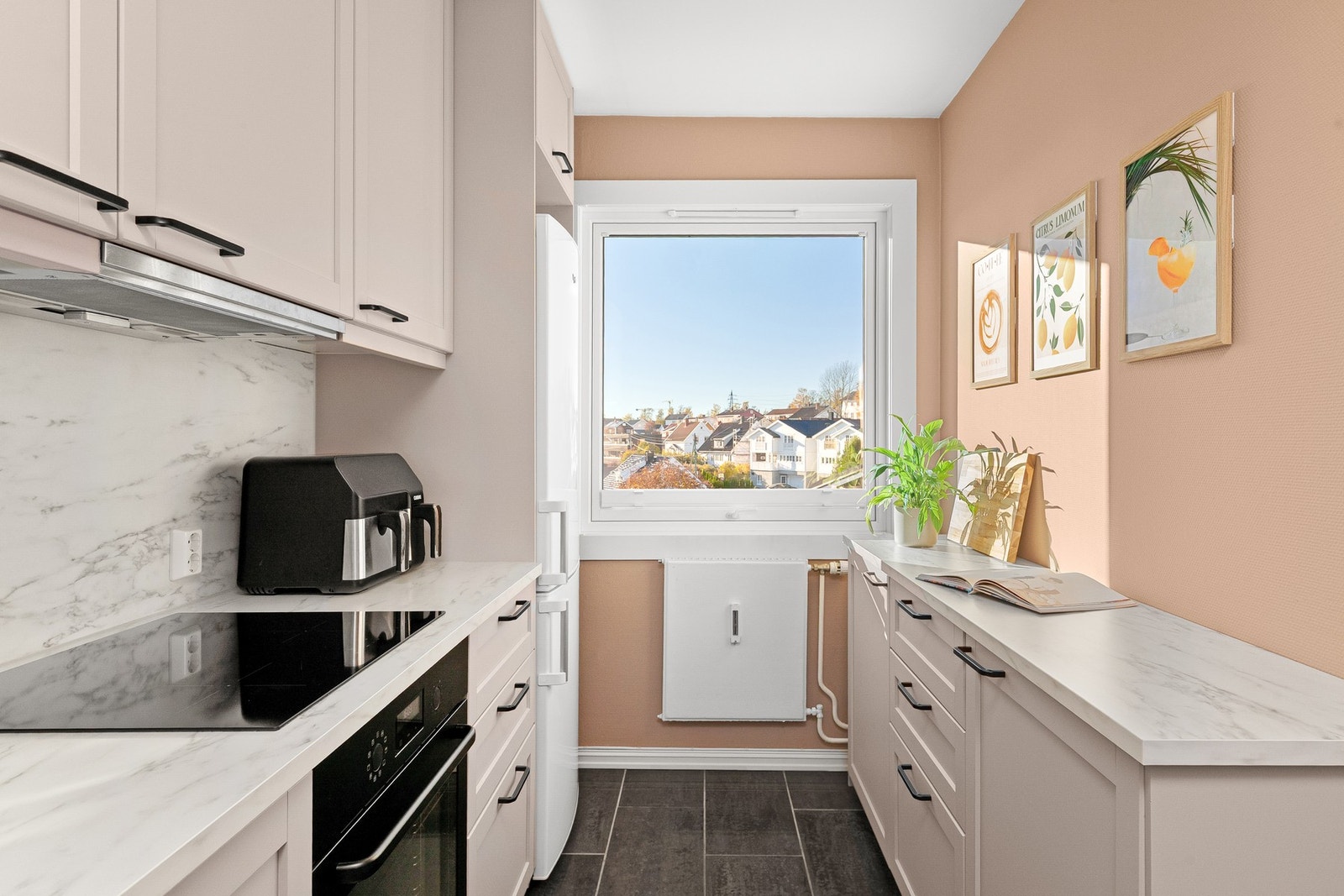 Separat kjøkken av god størrelse. Galleribilde