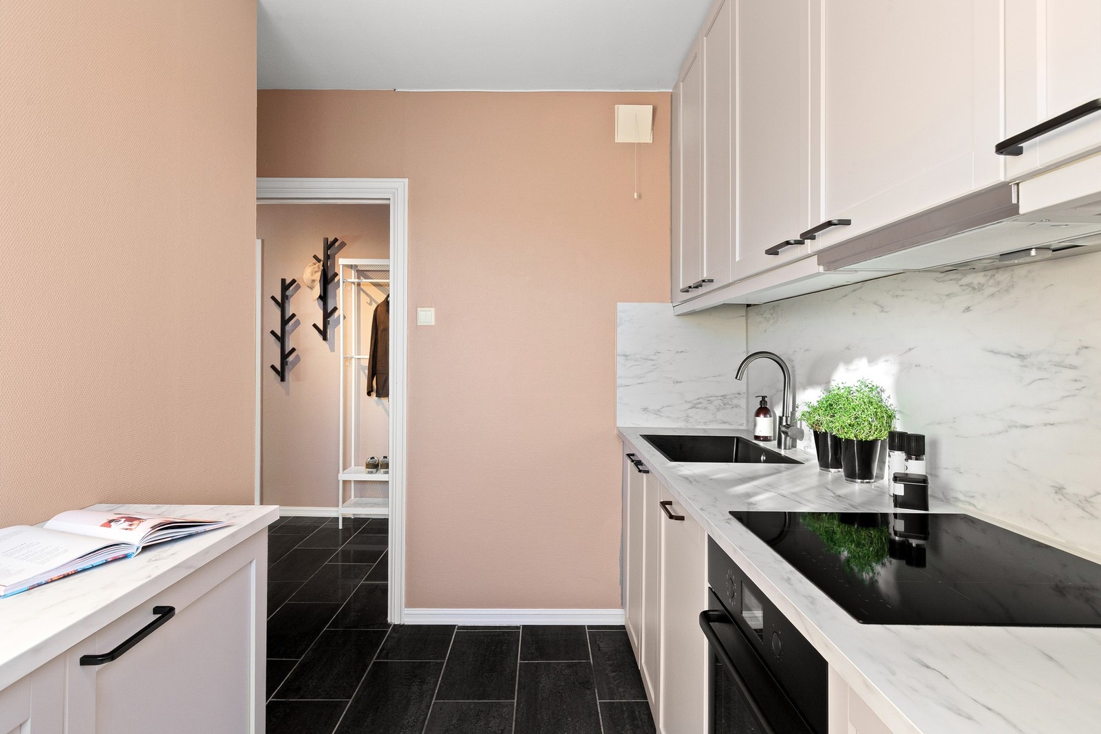 Med skap- og benkeplass på to sider er det god plass til matlaging og oppbevaring. Galleribilde