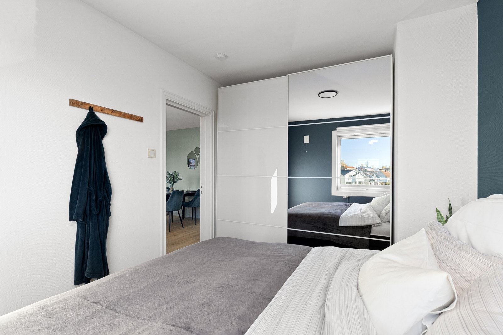 Massevis av oppbevaringsplass i stort garderobeskap. Galleribilde