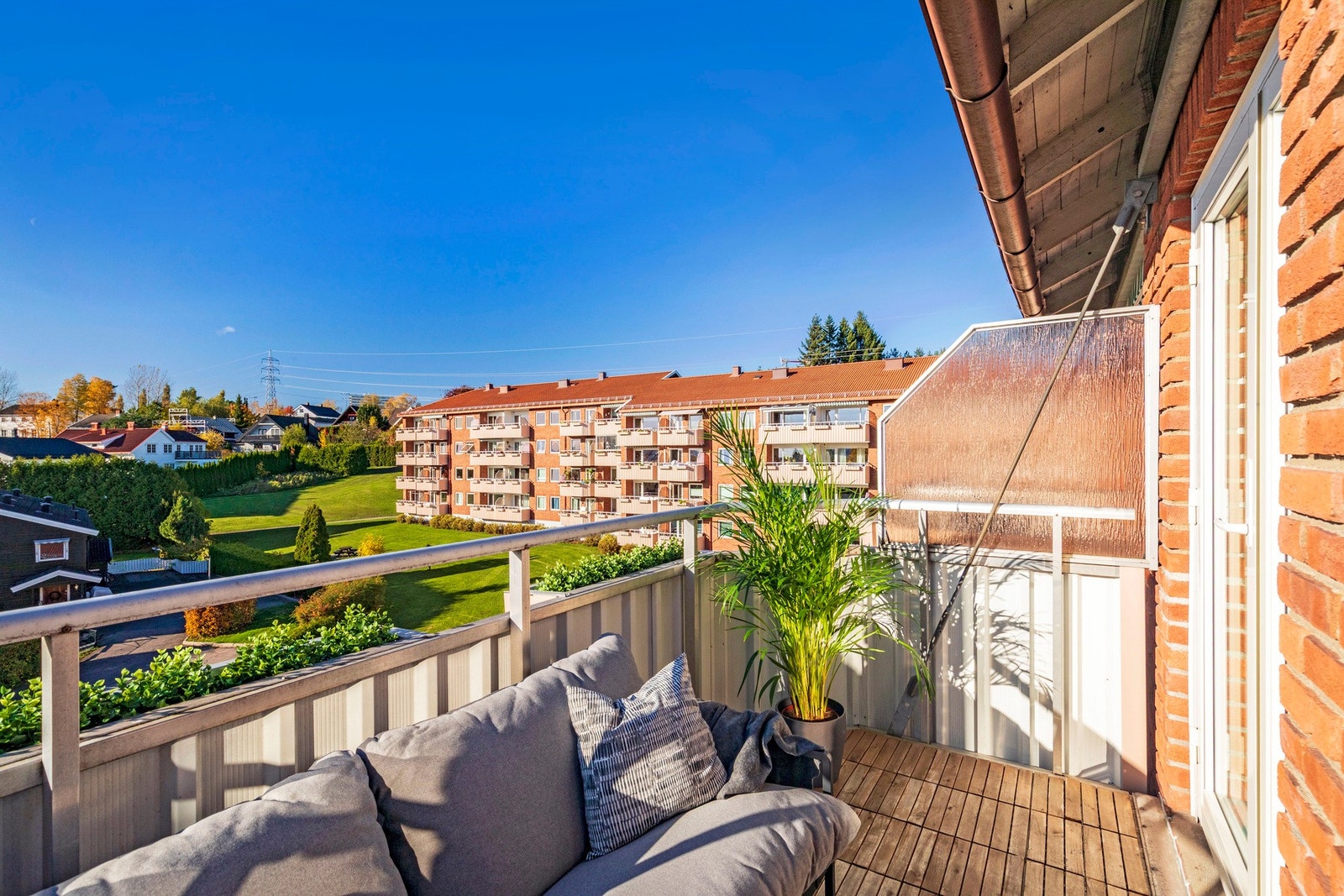 Balkongen har svært gode solforhold, med sol fra ca. 12/13.00 og utover kvelden. Galleribilde